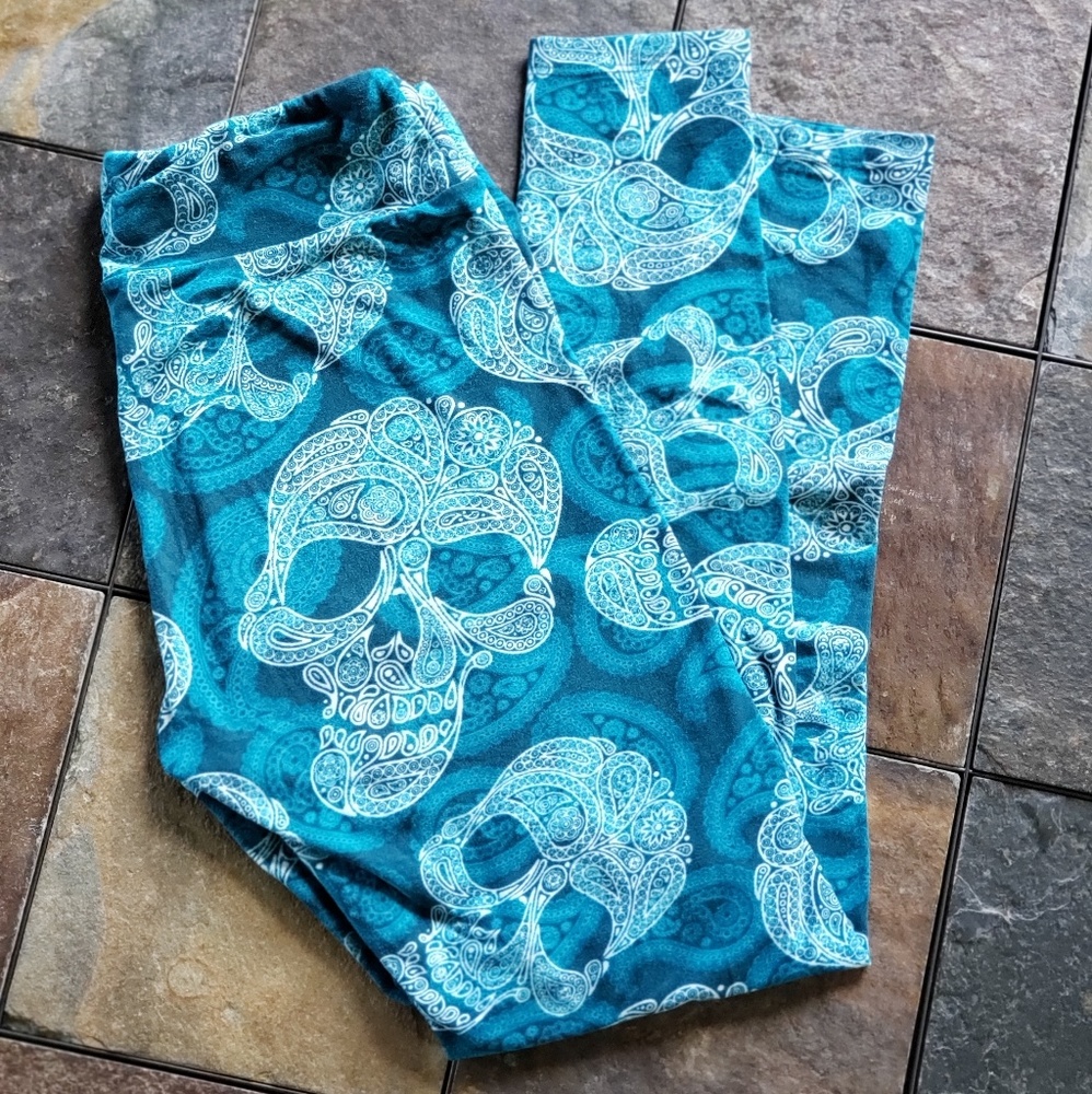 *LULAROE* PAISLEY SKULL LEGGINGS!! ☠💀